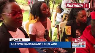 Abayimbi basisinkanye Bobi Wine.