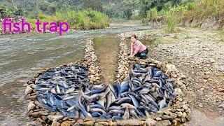 Full video of 365 days of Ana making fish traps in the wild. And caught a lot of fish.