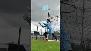  Tu rates une prise… t’es dehors.  #shorts #goalkeeper #gardiendebut