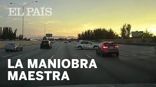 La increíble maniobra de un coche que evita chocar en una autopista | Viral