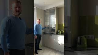 Витринный шкаф с вставками из рифленого стекла #дизайнинтерьера #home #кухня #ремонт #shorts