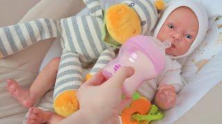 Реборн Оля/ Baby doll reborn /кормим молочком и переодеваем / Зырики ТВ