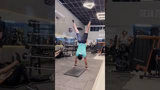 Handstand Press com saída de Kip Up #calistenia #academia #handstandpress  #kipup #fitness #treino