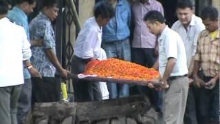 Kathmandu, Nepal: Pashupatinath Temple Men Walking Dead Body Round Cremation Three Times 054.MPG