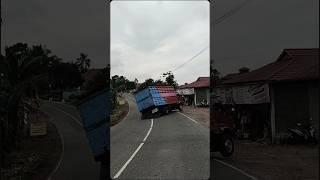 detik-detik truck sawit oleng sampe terangkat bannya!! #fypシ゚viral #trucksulawesi #masukberanda