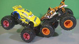 Hot Wheels Monster Trucks vs Disney Cars\Corrida de Monster Trucks\Carrera de  Monster Trucks