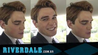 KJ envia mensagem para visitantes do Riverdale Brasil