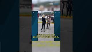 Laura Bozzo queda atrapada en manifestación; se baja a negociar y la dejan pasar