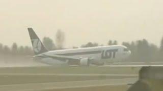 Moments of Panic during Emergency Landing, Gear Failure