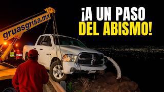  ¡SE IBA AL VOLADERO! La valla lo sostuvo, Grúas Grisa lo rescató 