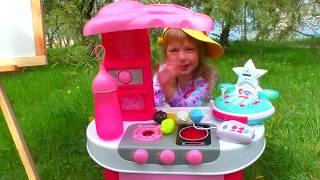 Merry Margo and Mama playing in cafe  Compilation videos for kids