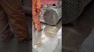 The process of cleaning engine spare parts using high-pressure water #shorts