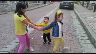 Zeynep ve arkadaşları Hamza ile kutu kutu pense oynuyor / Eğlenceli çocuk videosu