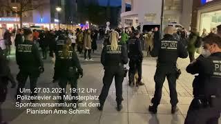 Arne Schmitt spielt das Lied der Freiheit und die Polizeihunde werden zahm