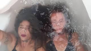 2 girls underwater breathhold bathtube