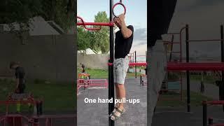 One hand pull-ups #calisthenics #streetworkout