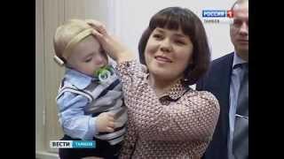 Ребенку вручили слуховой аппарат