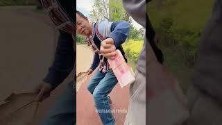 Мужчина случайно задел мешок и решил убрать его, но вдруг...#социальныйролик #добро