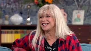 UFO fan Jo Wood tells an excited Holly to "Keep your eyes to the skies ! " - 28th March 2022