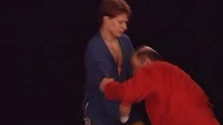 Бросок через спину с колен с захватом ноги (самбо, sambo).