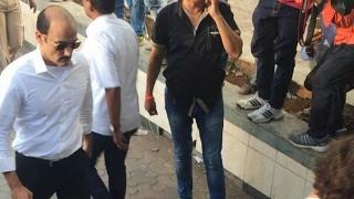Akshaye Khanna arrives at his Father Vinod Khanna's funeral | SpotboyE