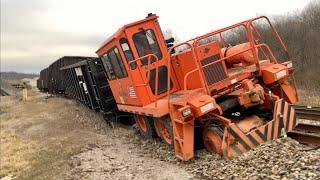 Derailment!  Runaway Train Goes Off Track!  See How Derails Work, 2 Mile Long Train With Detector