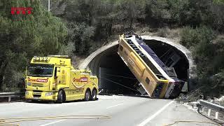 Accident d'un autocar a la C-32 a Pineda de Mar (Maresme)