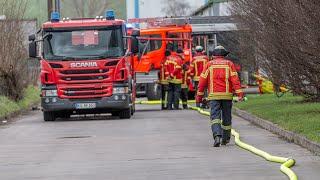 ++ FEUER IN LAGERHALLE ++ FEUERWEHR im EINSATZ | MASCHINE IN FLAMMEN ~ BLAULICHT in KARLSRUHE