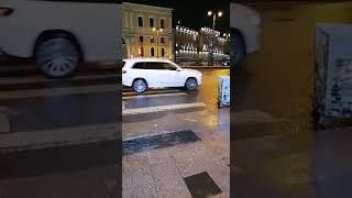 В центре Петербурга девушка легла  на дороге: в итоге ее жестко сбила машина