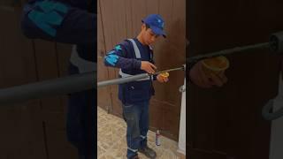 Automatismo motorline en puerta batiente de dos hojas, apertura al interior del vano de garaje