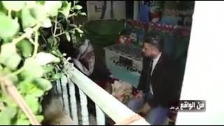 شاهد .. "اب ينام بجوار قبر ابنه الدكتور الشهيد من ٢٠١٢ ويكتب بحقه اكثر من عشرات القصائد "