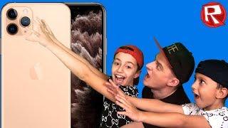 КТО ПОЛУЧИТ IPHONE 11 PRO!? ЧЕЛЛЕНДЖ В РОБЛОКС