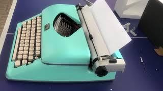 Royal - Classic Manual Typewriter - Mint