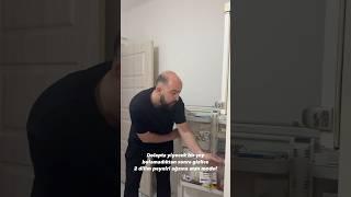 Dolapta yiyecek bir şey bulamayınca gizlice 2 dilim peyniri ağzına atan model - Oğuzhan Alpdoğan