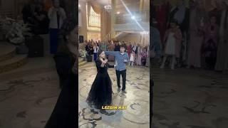 ПАРЕНЬ ТАНЦУЕТ С КРАСАВИЦЕЙ НА ЛОВЗАРЕ #shorts