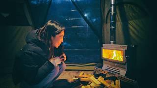 Solo camping with a wood-burning stove with a large window / beef hot pot / pita bread sandwich