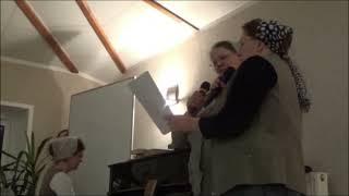 Ein Lied "Hab ich nur dich..." gesungen von Schwestern Helene und Larissa