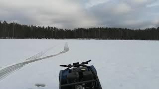 Мотобуксировщик полярник, приехали на лесное озеро в поисках рыбы