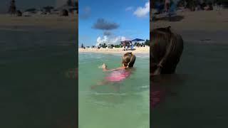 Маленькая девочка Наоми весело купается в море. Милое видео! #funny #naomi #наоми #kid #barvina