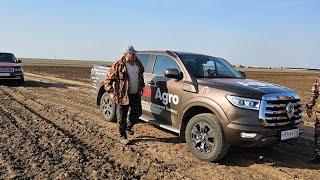 Батя проводит утренний развод в поле