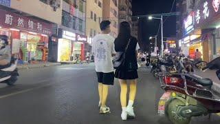 痴男怨女度良宵，寂寞靚女站街角。 要問情緣何處覓，夾著跳蛋拍小巷。 Chinese girls on the streets of Wuhan