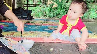 The difficult life of a single mother and child every day