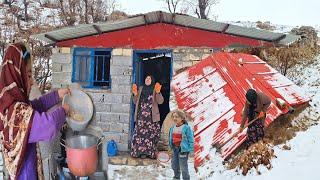 Snowy Day in the Secret Shelter: Unexpected Help Mother and Three Children,Cooking in the Cave