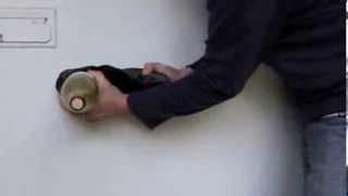 Wine Opening sans corckscrew
