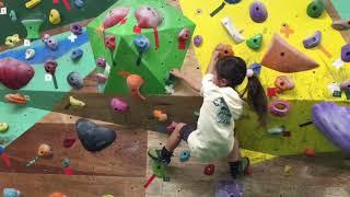 Kids bouldering in Japan