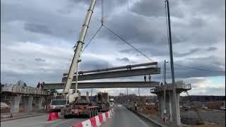 Укладка центральных балок моста в Нижнем Тагиле