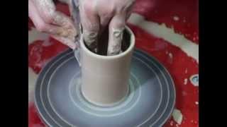 Обучение гончарству. Делаем цилиндр. Throwing a simple pottery cylinder on the wheel