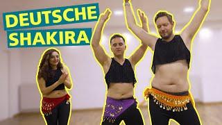 Hips don't lie: Basti & Özcan lernen Bauchtanz | Bratwurst & Baklava - Die Show