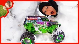 MAKING A MONSTER TRUCK SNOW CAVE!