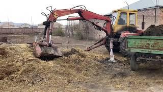 Карпатец грузит прицеп трактора